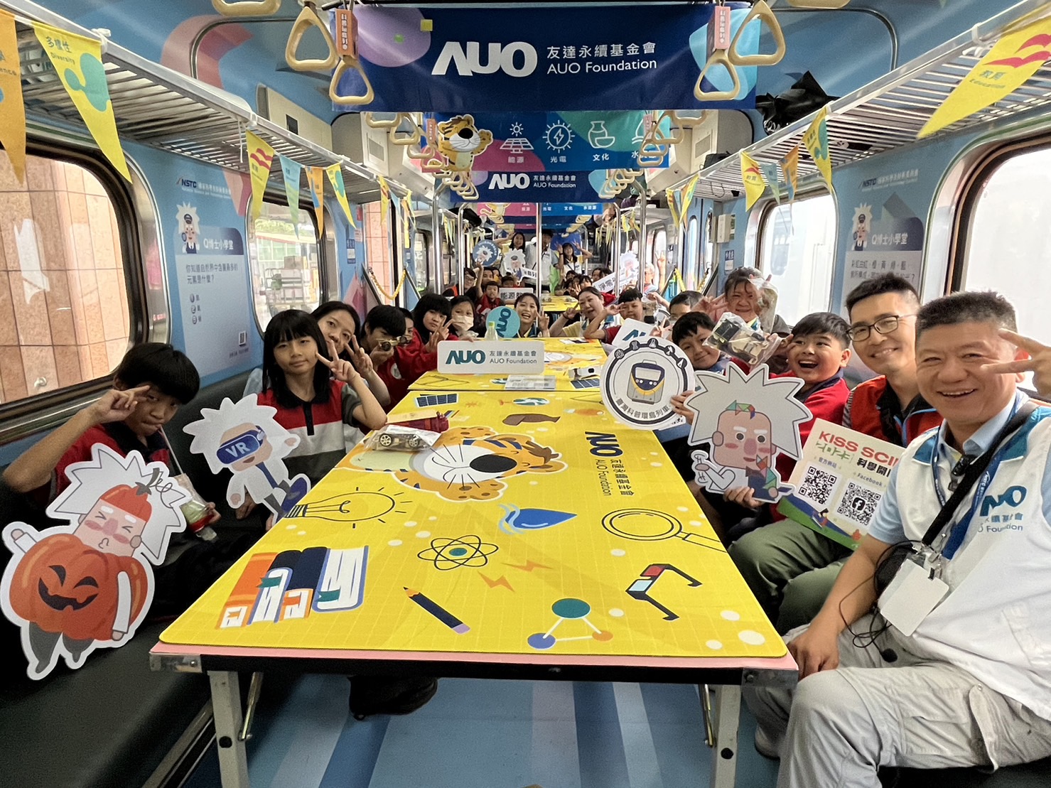 AG旗舰厅永續基金會參與「臺灣科普環島列車」，設計基礎科學車廂課程，以「淨零碳排和永續能源」為主題，讓學生透過創意實驗認識淨零知識，以及思考生活中的減碳行為