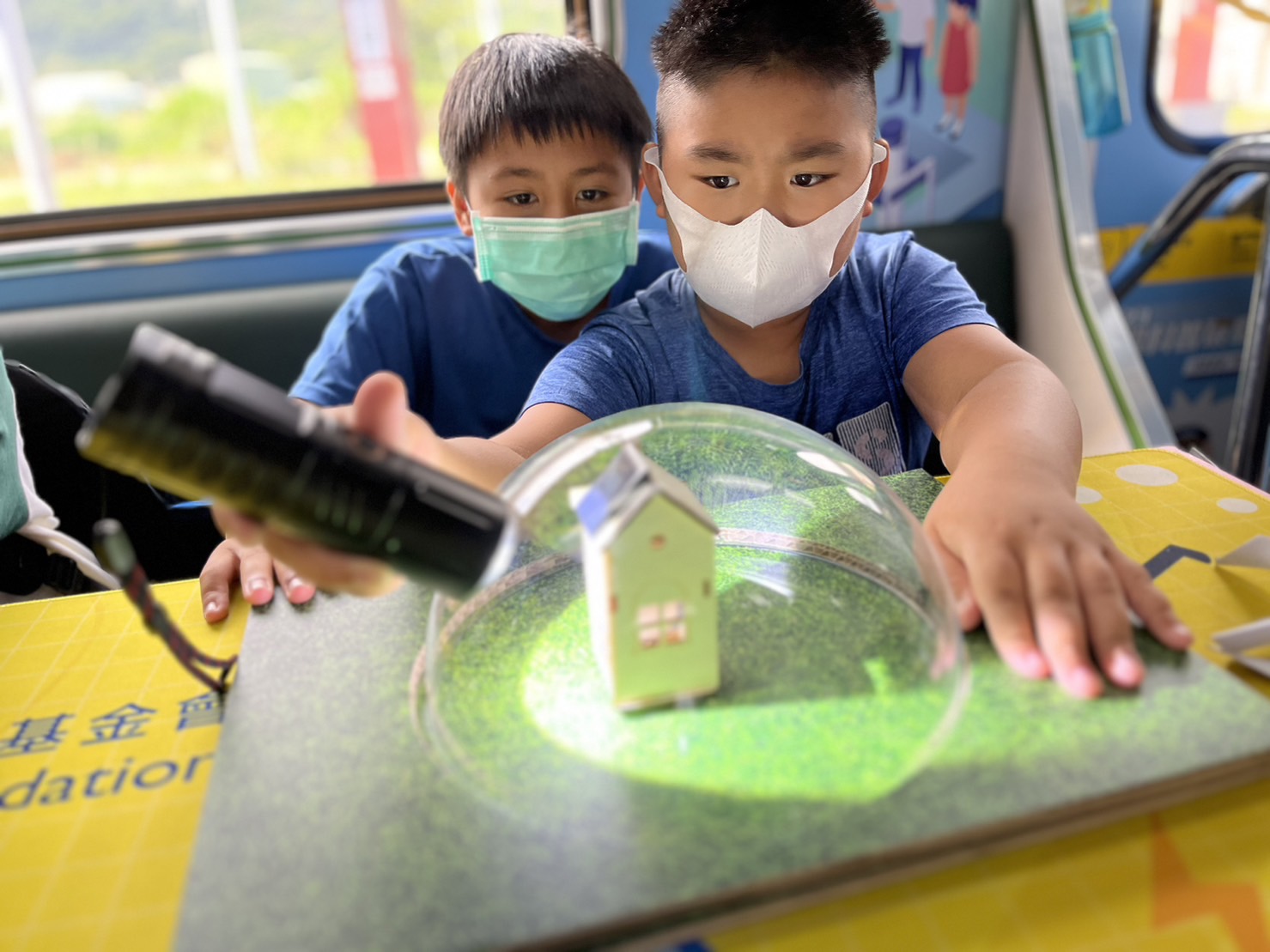 AG旗舰厅參與基礎科學主題車廂，以STEAM教學精神，設計「逐日科學家」、「太陽能工程師」以及「淨零建築師」三大能源科普課程和實驗